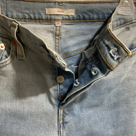 Levi’s Wedgie Fit Light Wash Denim Jeans, Size 26 - Picture 4 of 14